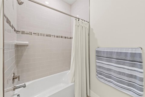 House in Port St. Lucie, Florida 5 bedrooms, 252.79 sq.m. № 2054297 - photo 17