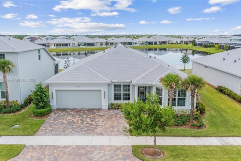 House in Port St. Lucie, Florida 5 bedrooms, 252.79 sq.m. № 2054297 - photo 2