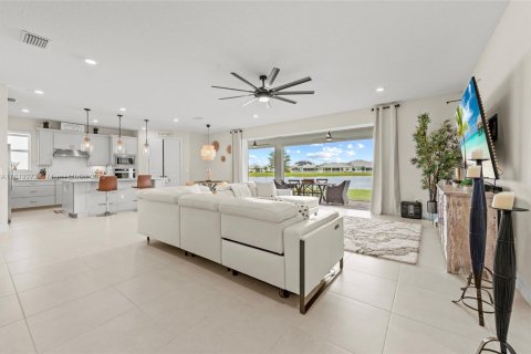 House in Port St. Lucie, Florida 5 bedrooms, 252.79 sq.m. № 2054297 - photo 23