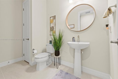 House in Port St. Lucie, Florida 5 bedrooms, 252.79 sq.m. № 2054297 - photo 12