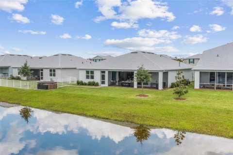 House in Port St. Lucie, Florida 5 bedrooms, 252.79 sq.m. № 2054297 - photo 6