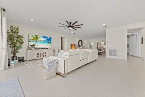 House in Port St. Lucie, Florida 5 bedrooms, 252.79 sq.m. № 2054297 - photo 24