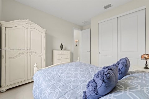 House in Port St. Lucie, Florida 5 bedrooms, 252.79 sq.m. № 2054297 - photo 19