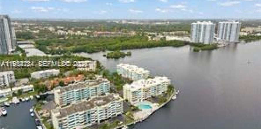 Condo à North Miami Beach, Floride, 2 chambres  № 2153356