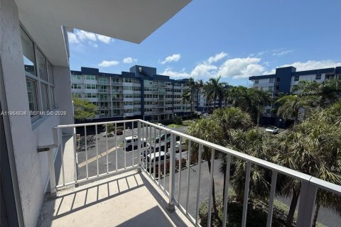 Copropriété à louer à North Miami Beach, Floride: 2 chambres, 111.48 m2 № 2153356 - photo 6