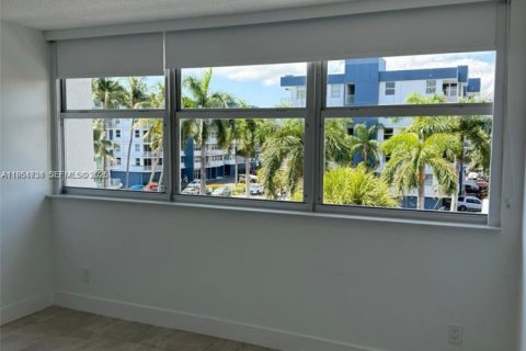 Copropriété à louer à North Miami Beach, Floride: 2 chambres, 111.48 m2 № 2153356 - photo 11