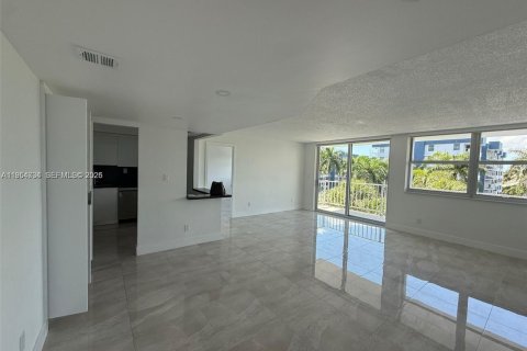 Copropriété à louer à North Miami Beach, Floride: 2 chambres, 111.48 m2 № 2153356 - photo 10