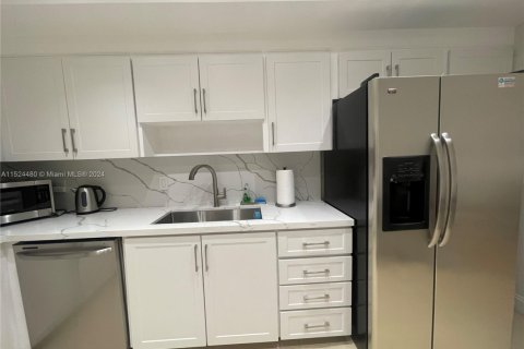 Copropriété à louer à Hollywood, Floride: 2 chambres, 114.83 m2 № 2077161 - photo 7