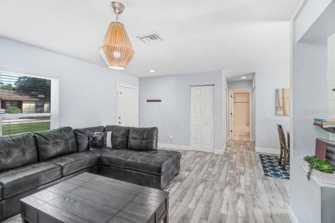 House in Tampa, Florida 3 bedrooms, 116.59 sq.m. № 2393543 - photo 6