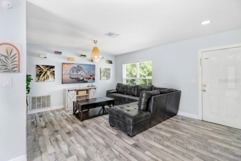 House in Tampa, Florida 3 bedrooms, 116.59 sq.m. № 2393543 - photo 4