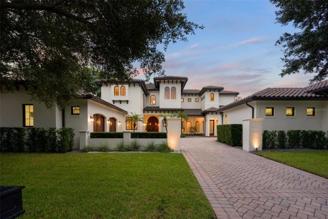 House in Orlando, Florida 5 bedrooms, 576.55 sq.m. № 2414948 - photo 2