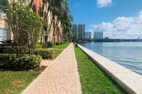 Condominio en alquiler en Sunny Isles Beach, Florida, 3 dormitorios, 117.43 m2 № 2056668 - foto 2