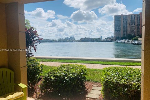 Condominio en alquiler en Sunny Isles Beach, Florida, 3 dormitorios, 117.43 m2 № 2056668 - foto 5