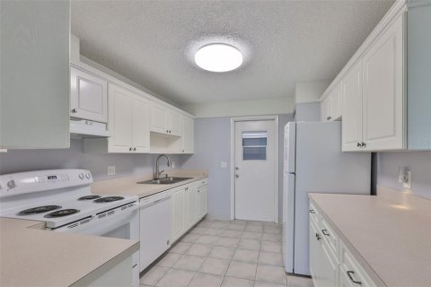 Condo in Sun City Center, Florida, 2 bedrooms  № 1800464 - photo 11