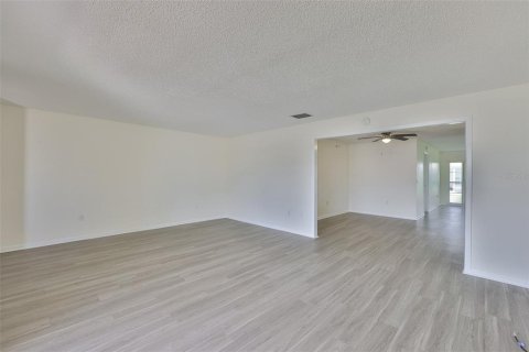 Condo in Sun City Center, Florida, 2 bedrooms  № 1800464 - photo 27