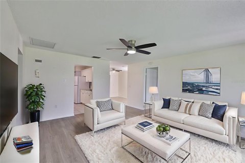 Condo in Sun City Center, Florida, 2 bedrooms  № 1800464 - photo 7