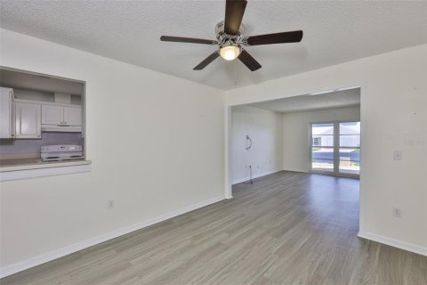 Condo in Sun City Center, Florida, 2 bedrooms  № 1800464 - photo 21