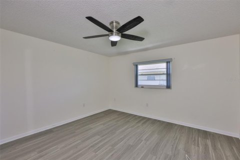 Condo in Sun City Center, Florida, 2 bedrooms  № 1800464 - photo 28