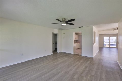 Condo in Sun City Center, Florida, 2 bedrooms  № 1800464 - photo 12
