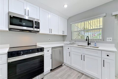 Condo in Saint Petersburg, Florida, 2 bedrooms № 2230625 - photo 5