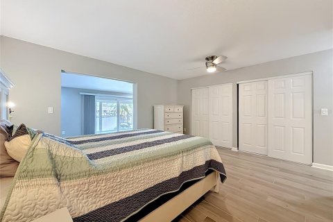 Condo in Saint Petersburg, Florida, 2 bedrooms № 2230625 - photo 18