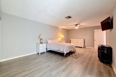 Condo in Saint Petersburg, Florida, 2 bedrooms № 2230625 - photo 17