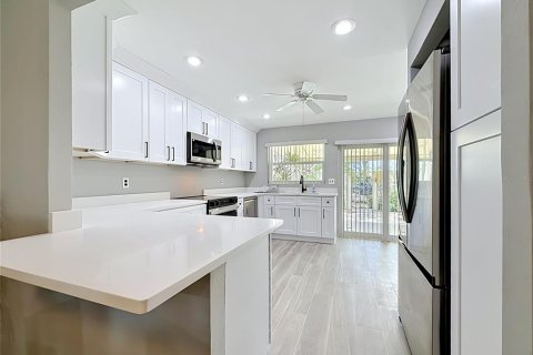 Condo in Saint Petersburg, Florida, 2 bedrooms № 2230625 - photo 3