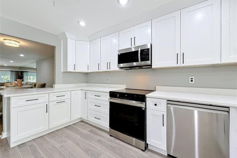 Condo in Saint Petersburg, Florida, 2 bedrooms № 2230625 - photo 10