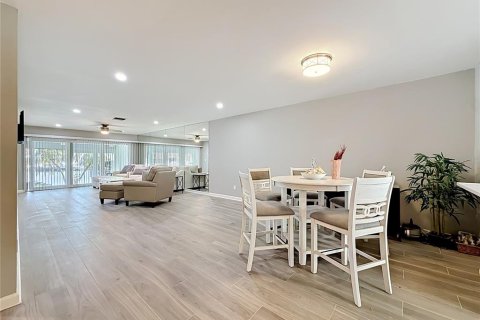 Condo in Saint Petersburg, Florida, 2 bedrooms № 2230625 - photo 12