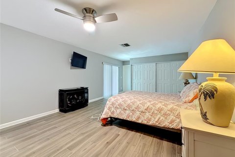 Condo in Saint Petersburg, Florida, 2 bedrooms № 2230625 - photo 22