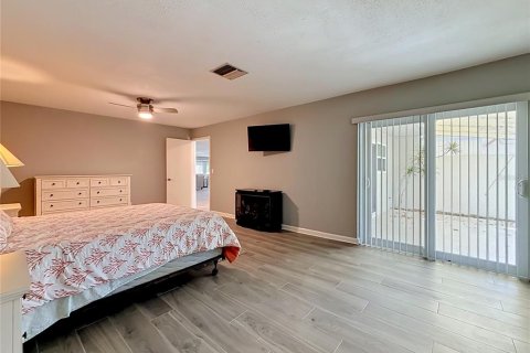 Condo in Saint Petersburg, Florida, 2 bedrooms № 2230625 - photo 21
