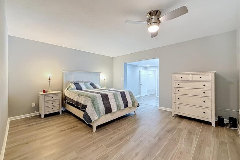 Condo in Saint Petersburg, Florida, 2 bedrooms № 2230625 - photo 25