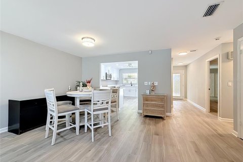 Condo in Saint Petersburg, Florida, 2 bedrooms № 2230625 - photo 7