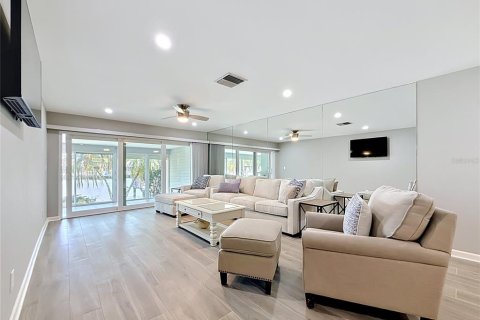 Condo in Saint Petersburg, Florida, 2 bedrooms № 2230625 - photo 14