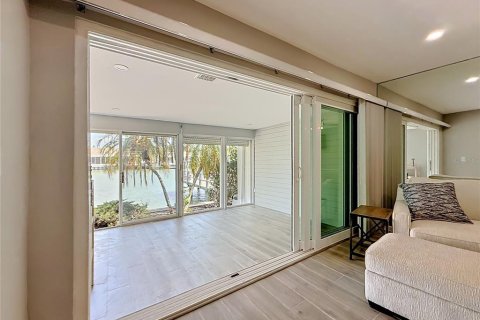Condo in Saint Petersburg, Florida, 2 bedrooms № 2230625 - photo 24
