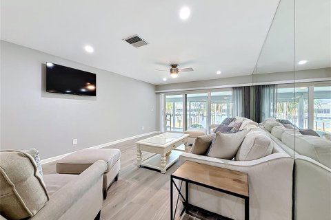 Condo in Saint Petersburg, Florida, 2 bedrooms № 2230625 - photo 13