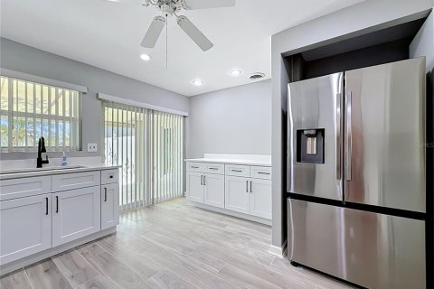 Condo in Saint Petersburg, Florida, 2 bedrooms № 2230625 - photo 6