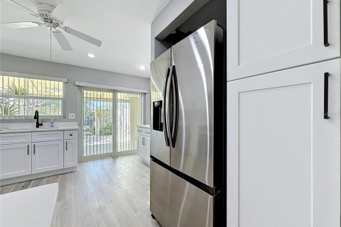 Condo in Saint Petersburg, Florida, 2 bedrooms № 2230625 - photo 8