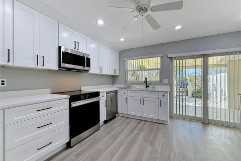 Condo in Saint Petersburg, Florida, 2 bedrooms № 2230625 - photo 4