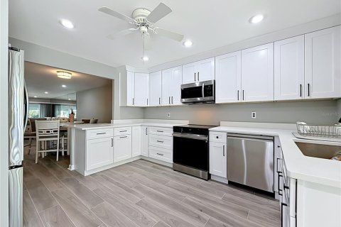 Condo in Saint Petersburg, Florida, 2 bedrooms № 2230625 - photo 11