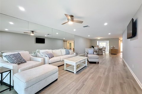 Condo in Saint Petersburg, Florida, 2 bedrooms № 2230625 - photo 15