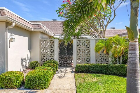 Condominio en Saint Petersburg, Florida, 2 dormitorios № 2230625