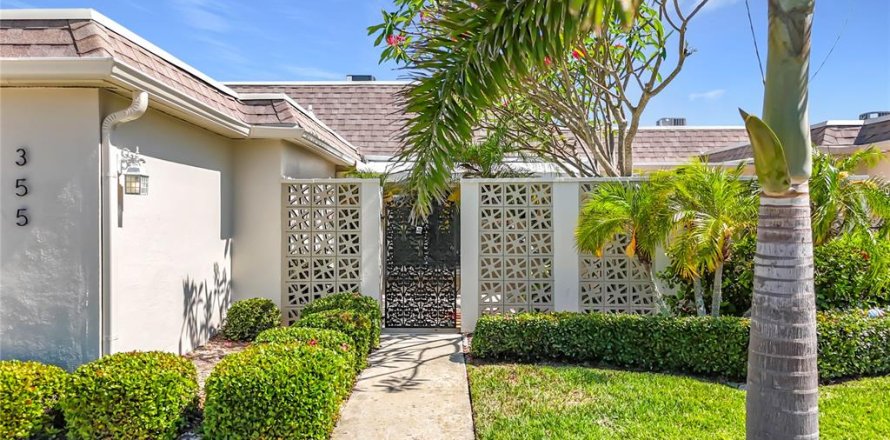 Condo in Saint Petersburg, Florida, 2 bedrooms № 2230625
