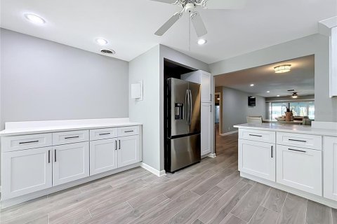 Condo in Saint Petersburg, Florida, 2 bedrooms № 2230625 - photo 9