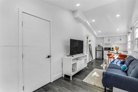 House in Hialeah Gardens, Florida 3 bedrooms, 128.02 sq.m. № 1953829 - photo 17