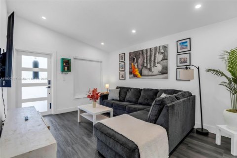 House in Hialeah Gardens, Florida 3 bedrooms, 128.02 sq.m. № 1953829 - photo 4