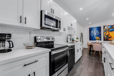 House in Hialeah Gardens, Florida 3 bedrooms, 128.02 sq.m. № 1953829 - photo 10