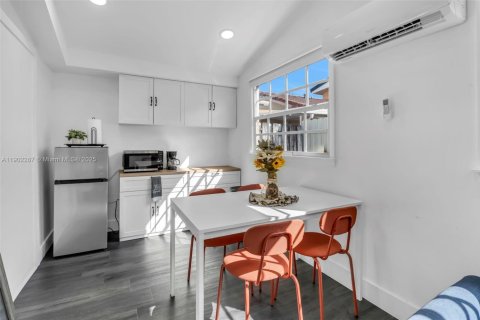 House in Hialeah Gardens, Florida 3 bedrooms, 128.02 sq.m. № 1953829 - photo 20