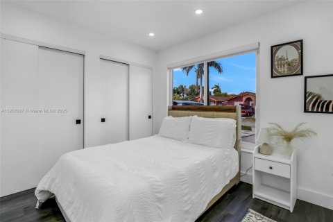 House in Hialeah Gardens, Florida 3 bedrooms, 128.02 sq.m. № 1953829 - photo 16