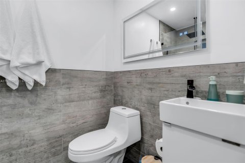 House in Hialeah Gardens, Florida 3 bedrooms, 128.02 sq.m. № 1953829 - photo 25